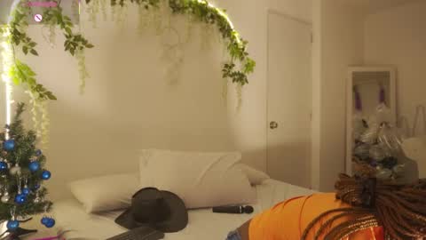 Snapshot of emmasanzoficial chatting on November 2025 11:35:01 AM Sara online show from November 2025 11:35:01 AM