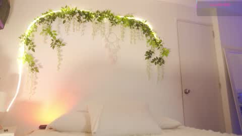 Snapshot of emmasanzoficial chatting on December 2025 11:25:02 AM Sara online show from December 2025 11:25:02 AM