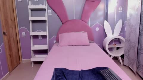 Snapshot of emmathompson__ chatting on April 2026 02:05:02 AM emmathompson__ online show from April 2026 02:05:02 AM