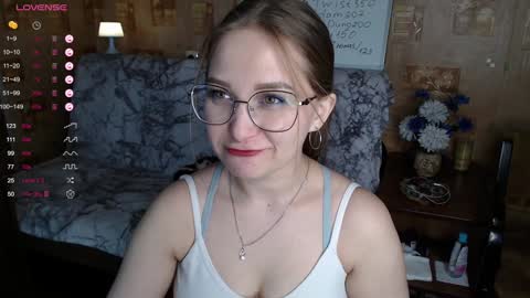 Snapshot of emmatiny chatting on December 2024 01:09:02 PM Mia online show from December 2024 01:09:02 PM