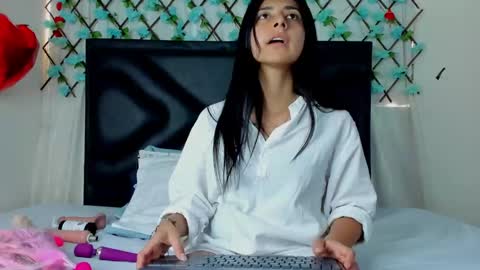 Snapshot of emmawillliams chatting on February 2025 06:01:02 PM Emma online show from February 2025 06:01:02 PM