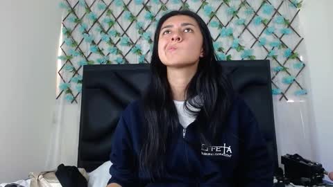 Snapshot of emmawillliams chatting on November 2025 04:34:02 PM Emma online show from November 2025 04:34:02 PM