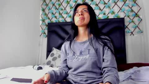 Snapshot of emmawillliams chatting on April 2026 04:04:02 PM Emma online show from April 2026 04:04:02 PM