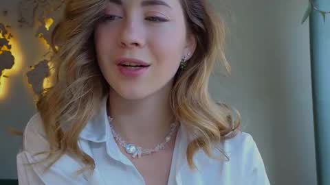 Snapshot of emmi_rosee chatting on February 2025 09:33:01 AM Miss Emmi online show from February 2025 09:33:01 AM