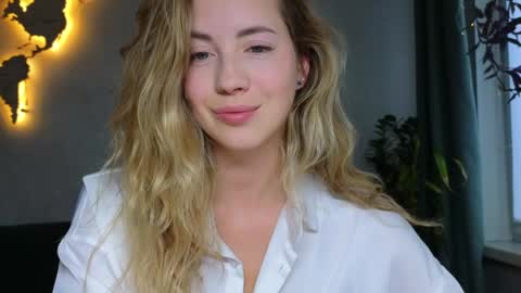Snapshot of emmi_rosee chatting on May 2026 04:35:02 PM Miss Emmi online show from May 2026 04:35:02 PM