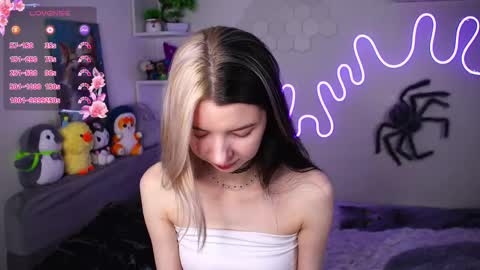 Snapshot of emmie_everly chatting on April 2026 09:39:33 PM emmie_everly online show from April 2026 09:39:33 PM