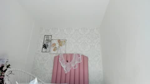 Snapshot of emy_barnert chatting on October 2025 01:12:02 PM Mili online show from October 2025 01:12:02 PM