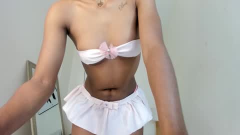 Snapshot of emy_barnert chatting on November 2025 12:37:02 PM Mili online show from November 2025 12:37:02 PM