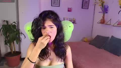 Snapshot of emycarver09 chatting on October 2025 09:21:02 AM emycarver09 online show from October 2025 09:21:02 AM