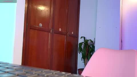 emycarver09 online show from December 2025 11:47:01 AM