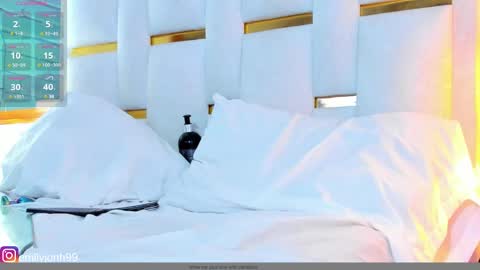 Snapshot of emylyjonhs chatting on January 2025 06:33:01 AM EMYLY  online show from January 2025 06:33:01 AM