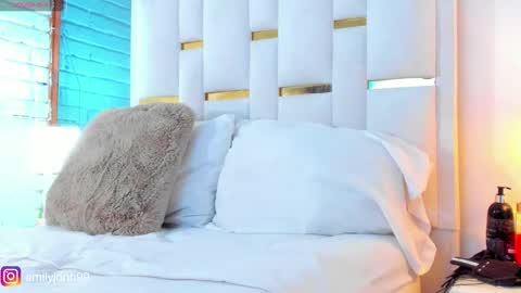 Snapshot of emylyjonhs chatting on January 2025 12:01:01 AM EMYLY  online show from January 2025 12:01:01 AM