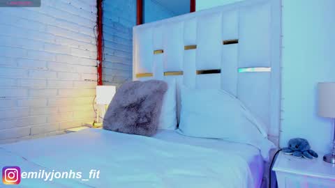 Snapshot of emylyjonhs chatting on February 2025 09:32:02 PM EMYLY  online show from February 2025 09:32:02 PM