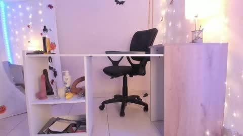 Snapshot of emylyjonhs chatting on October 2025 08:42:02 PM EMYLY  online show from October 2025 08:42:02 PM