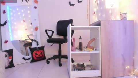 Snapshot of emylyjonhs chatting on October 2025 08:05:01 PM EMYLY  online show from October 2025 08:05:01 PM