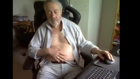 Snapshot of erasmus_d chatting on June 2026 05:11:02 PM erasmus_d online show from June 2026 05:11:02 PM
