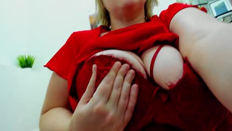 Snapshot of erikalov chatting on December 2024 08:11:01 AM Adelina online show from December 2024 08:11:01 AM