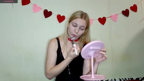 Snapshot of erlinefisk chatting on November 2025 12:38:02 PM Amelie online show from November 2025 12:38:02 PM