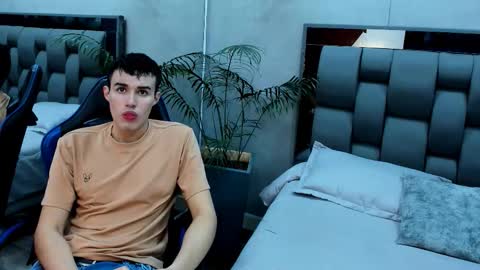 Eros Mancini online show from December 2025 04:08:01 AM