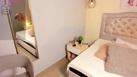 Escarlet online show from November 2025 12:38:01 PM