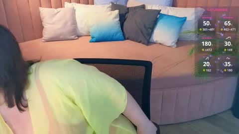 Snapshot of essensual_ chatting on March 2026 02:06:01 AM Ava online show from March 2026 02:06:01 AM