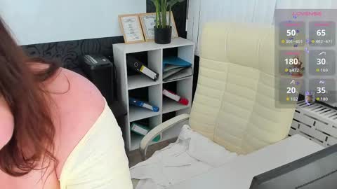 Snapshot of essensual_ chatting on April 2026 01:47:02 AM Ava online show from April 2026 01:47:02 AM