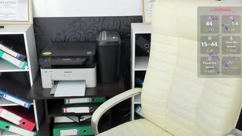 Snapshot of essensual_ chatting on April 2026 01:47:01 AM Ava online show from April 2026 01:47:01 AM