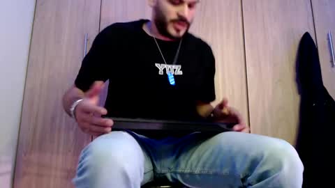 Snapshot of esteban_fer chatting on January 2025 03:27:01 PM Esteban Fernandez online show from January 2025 03:27:01 PM