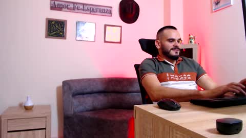 Snapshot of esteban_fer chatting on March 2026 05:02:02 AM Esteban Fernandez online show from March 2026 05:02:02 AM