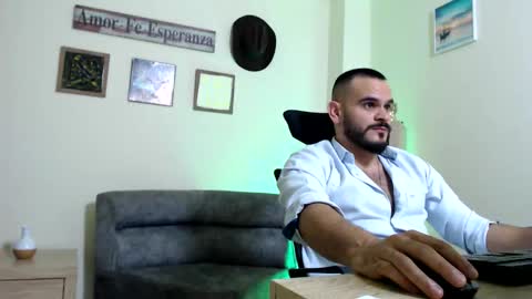 Snapshot of esteban_fer chatting on March 2026 07:45:01 AM Esteban Fernandez online show from March 2026 07:45:01 AM