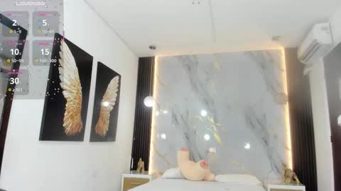 Estephany online show from October 2025 02:06:01 PM