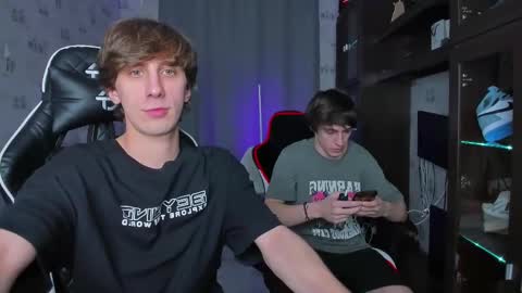 Snapshot of esthetics_boys chatting on February 2025 04:14:02 PM LOUIS online show from February 2025 04:14:02 PM