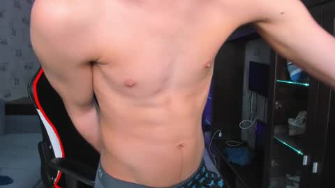 Snapshot of esthetics_boys chatting on February 2025 03:32:01 AM LOUIS online show from February 2025 03:32:01 AM