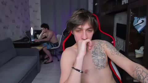 Snapshot of esthetics_boys chatting on March 2025 01:43:01 AM LOUIS online show from March 2025 01:43:01 AM