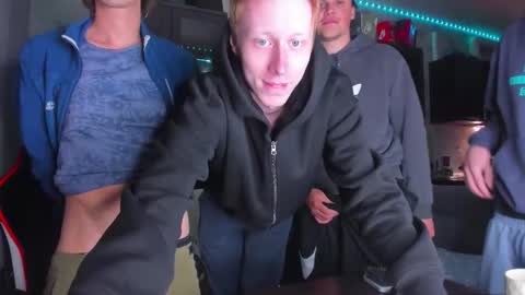 Snapshot of esthetics_boys chatting on October 2025 09:45:01 PM LOUIS online show from October 2025 09:45:01 PM