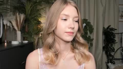 Natalie online show from October 2025 05:43:02 AM