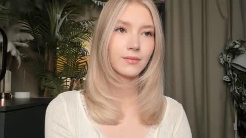 Natalie online show from December 2025 05:44:02 AM