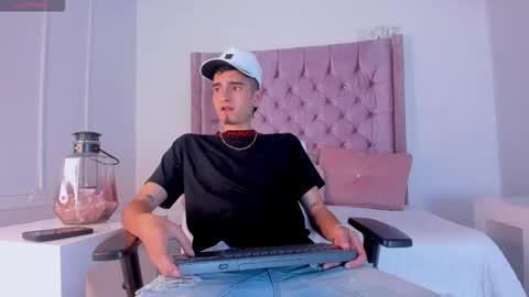 Ethan online show from November 2025 08:52:01 PM