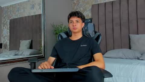 ethanlowell online show from September 2025 05:44:01 AM