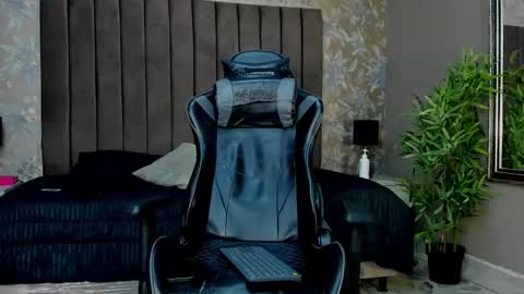 ethanlowell online show from October 2025 05:06:01 AM