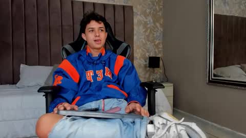 ethanlowell online show from November 2025 05:17:01 AM