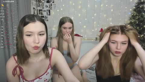 Veronica Tiia Lilith left to right online show from December 2024 01:26:02 AM