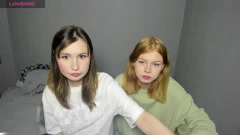 Veronica Tiia Lilith left to right online show from October 2025 02:27:01 PM