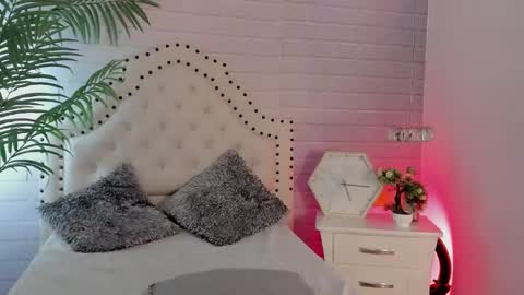 Snapshot of eureekaa chatting on February 2025 11:04:02 PM  Eurekaa  online show from February 2025 11:04:02 PM