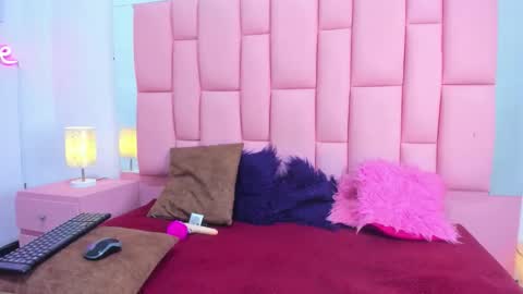 evaa_white online show from November 2025 12:15:02 PM