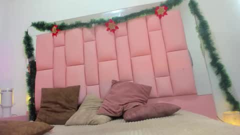 evaa_white online show from December 2025 12:11:02 PM