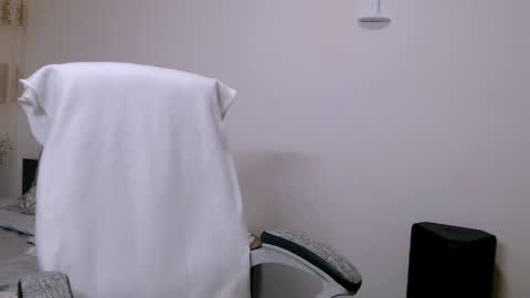 Snapshot of evadesireone chatting on April 2026 04:59:01 PM EvadesireONE online show from April 2026 04:59:01 PM