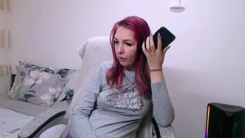 Snapshot of evadesireone chatting on April 2026 07:19:02 PM EvadesireONE online show from April 2026 07:19:02 PM