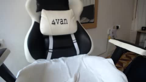 Snapshot of evans_king chatting on January 2025 08:25:02 PM Evan online show from January 2025 08:25:02 PM