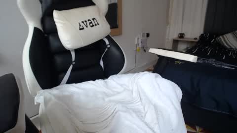 Snapshot of evans_king chatting on February 2025 05:04:02 PM Evan online show from February 2025 05:04:02 PM